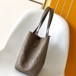 Alternative view of p670•Cowhide leather•Cowhide leather trim•Fabric lining•Metal hardware•Magnetic snap and hook closure•Brand tag and padlock•Interior patch pocket•Zippered inner pocket•Holds smartphone, Victorine wallet, keys, and lipstick•Handles: Dual handles, detachable